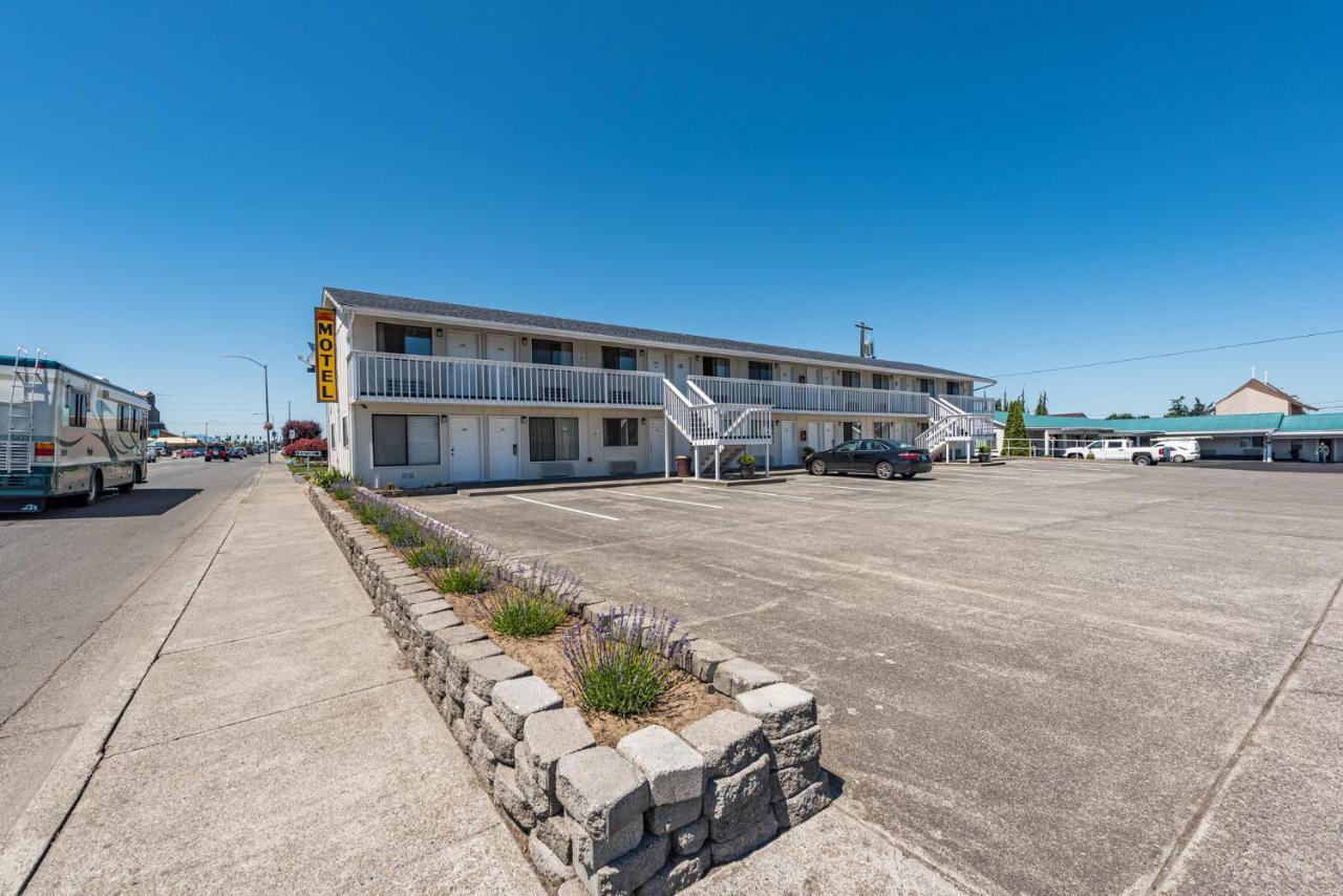 Sundowner Motel Скуим Екстериор снимка