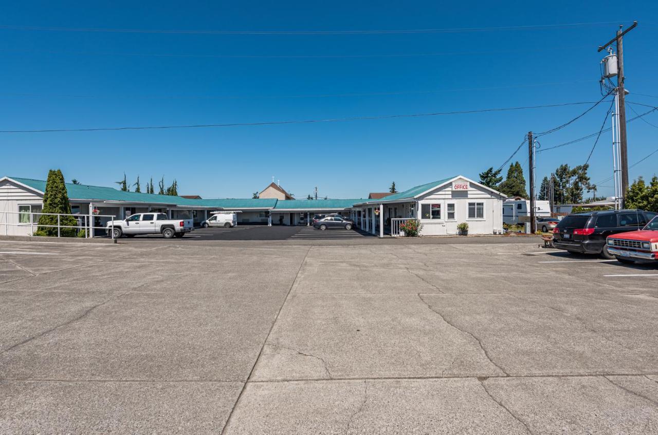 Sundowner Motel Скуим Екстериор снимка